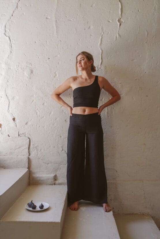 weite Hose in Schwarz kombiniert mit einem schwarzen one shoulder Crop Top