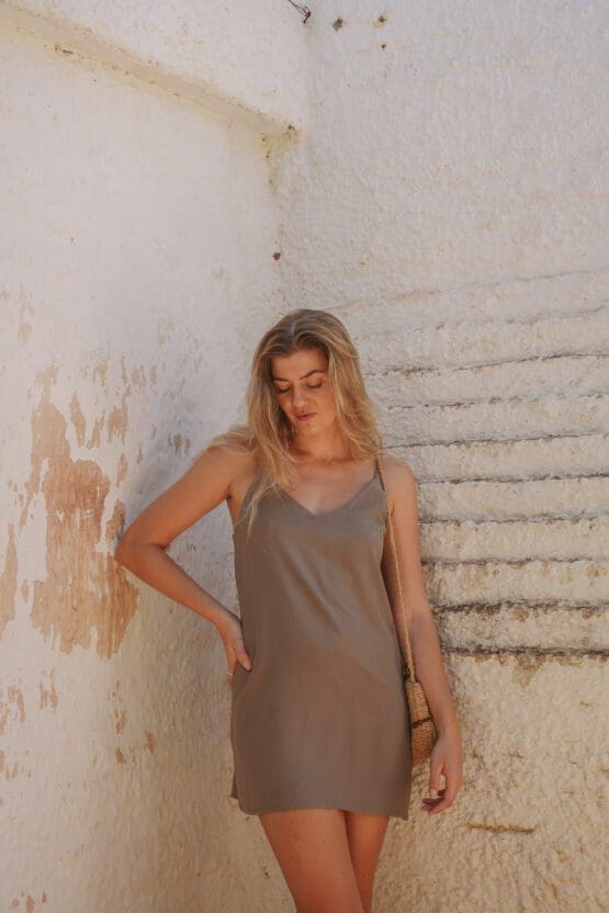 Cara Mini Slipdress in taupe mit feinen Trägern