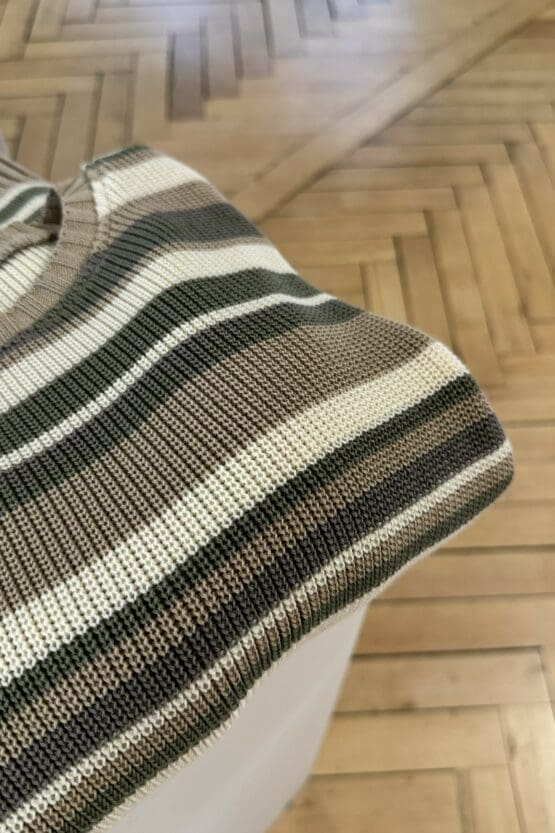 Gestreifter Pullover aus bio baumwolle kombiniert mit einer weiten musselin hose