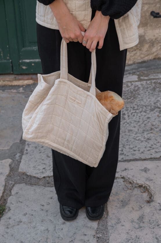 Nuri Tote Bag aus Baumwoll-Quilt in Ecru", "Handgefertigte Nuri Tasche, passend zur Nuri Weste