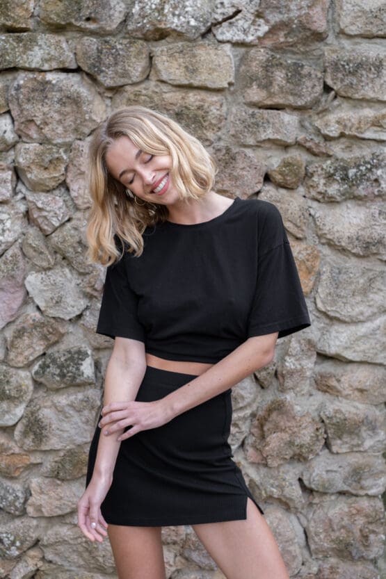Selma-Jupe-schwarz-und-Feli-T-Shirt-schwarz-morena-isabel